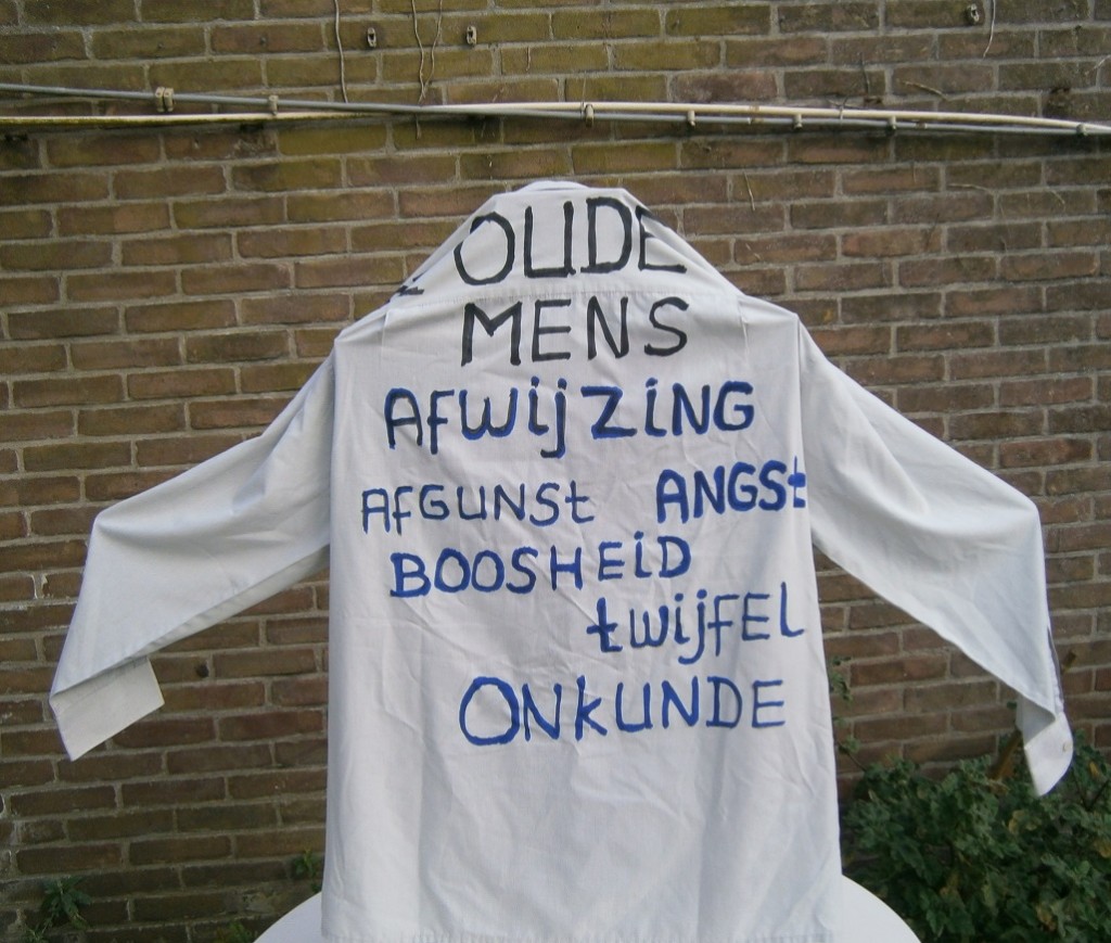 De oude mens is bezig met het negatieve denkveld.