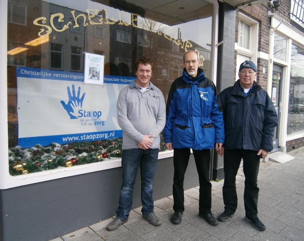 Als straathoekwerkers staan Huib en Jan met Maarten samen voor ons eerste inloophuis in de Scheldestraat.