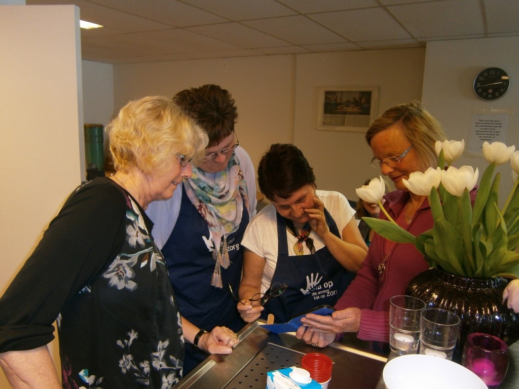 Benthe en Huib zijn ook samen nog actief in het inloophuis, samen met andere enthousiaste vrijwilligers.