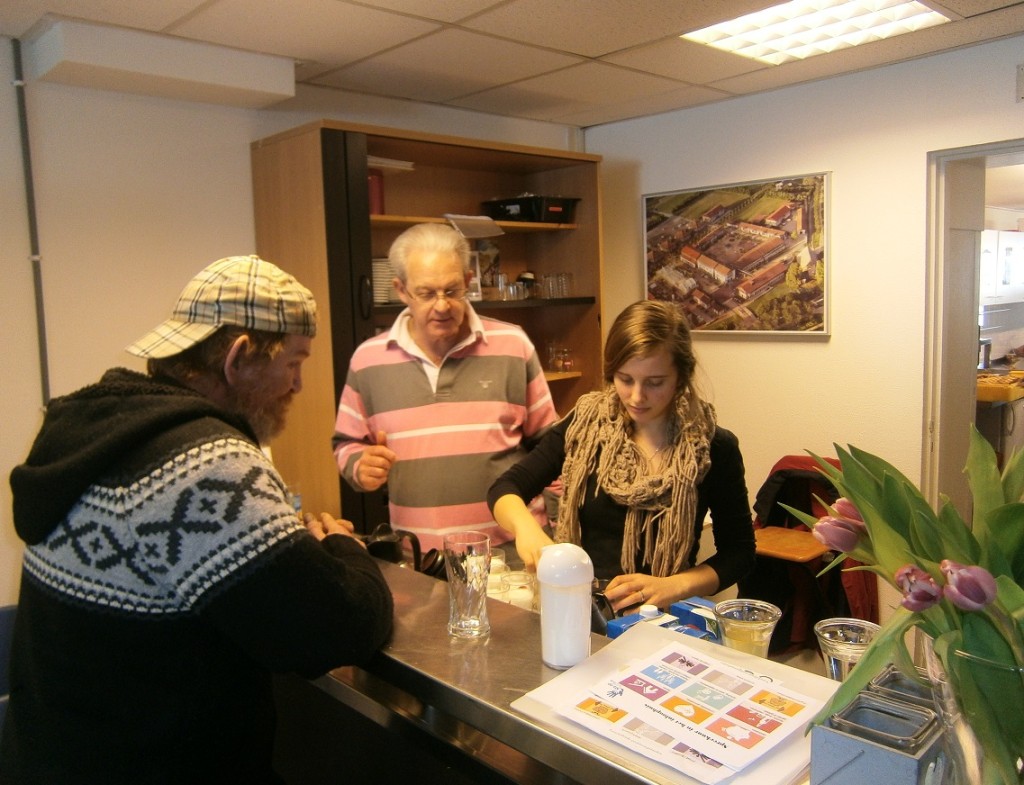 Cassie en stagiaire Leontien bij de balie van het inloophuis.