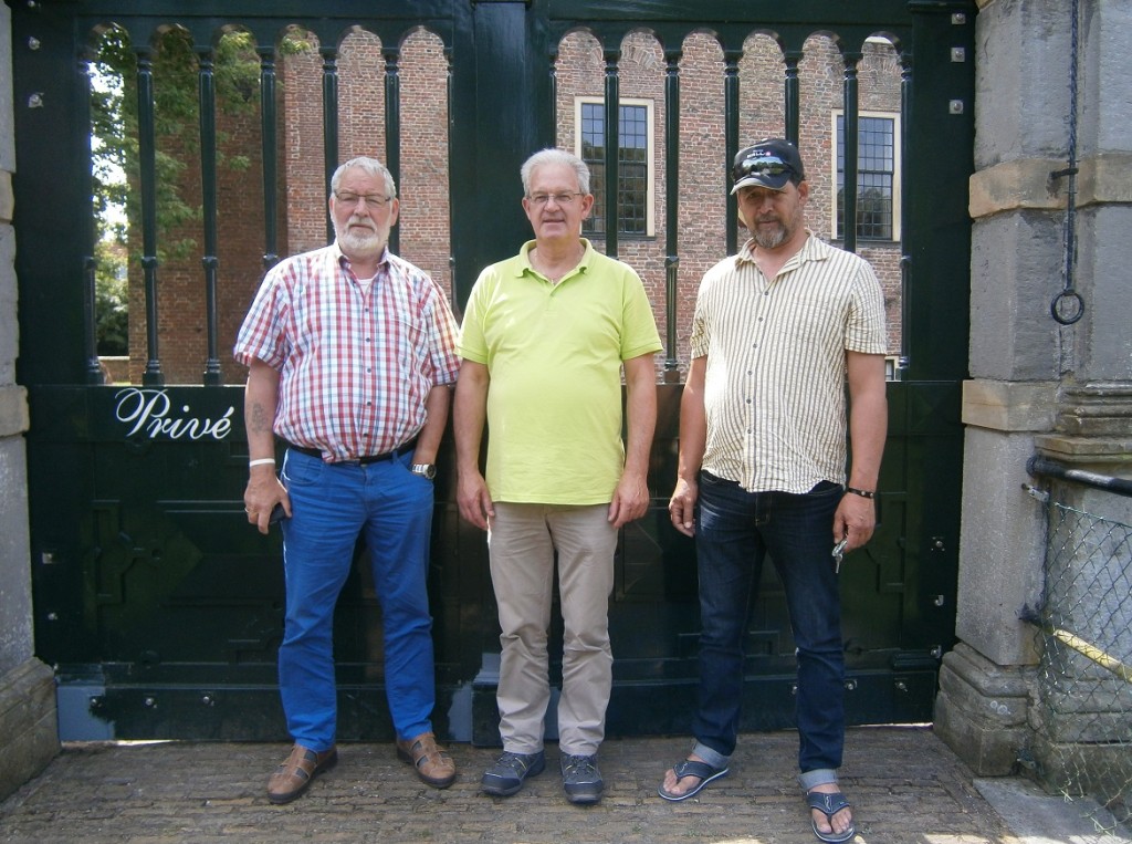 Huib, Cassie en Erwin als ervaringsdeskundigen Sta Op Zorg en inloophuis na de voorlichting tijdens een kamp van een jeugdvereniging te Burgh-Haamstede in 2016.