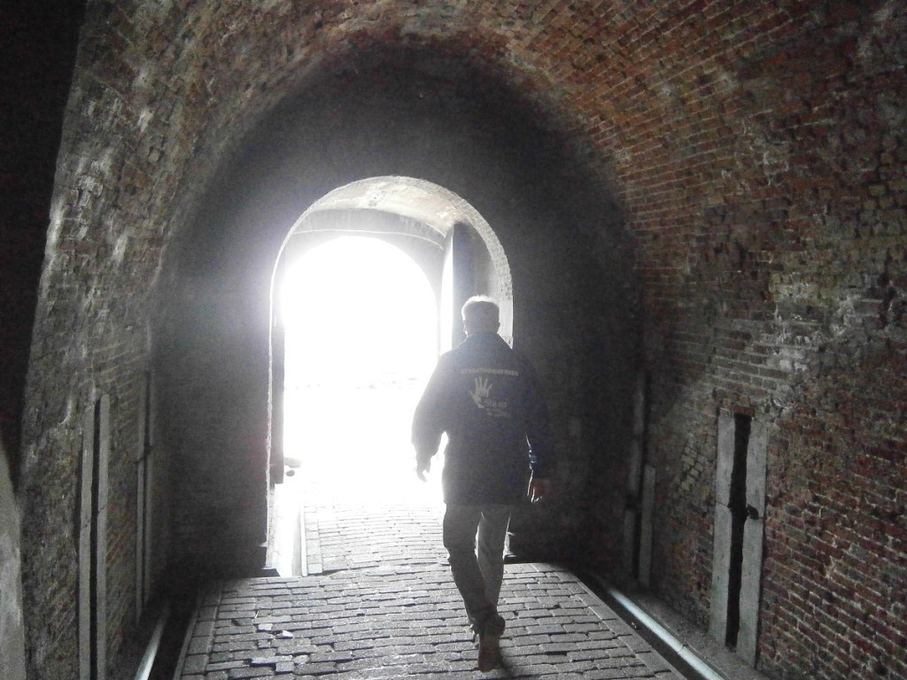 Hij verkeerde in de duistere tunnel van verslaving, op zoek naar verlichting.